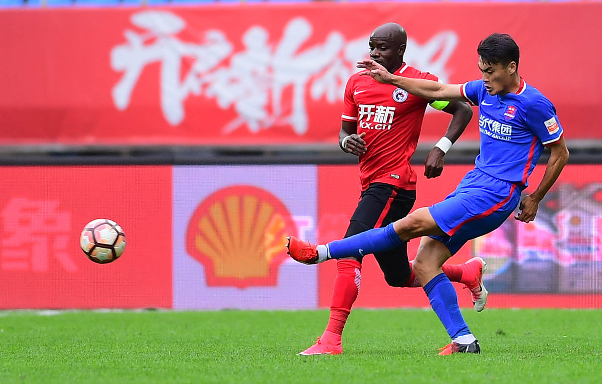 场上激烈较量,球员发挥顶尖水准 场上激烈较量,球员发挥顶尖水准