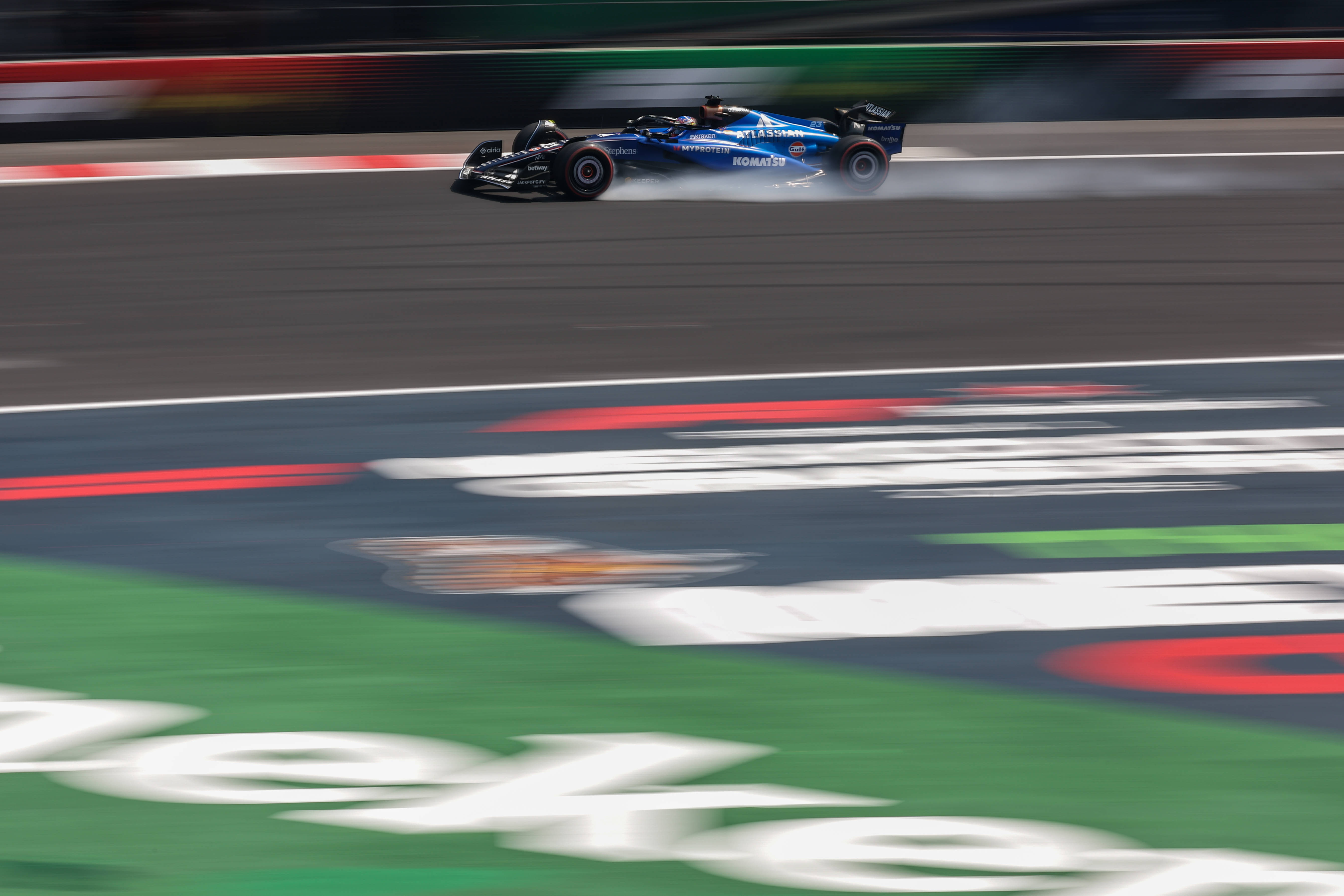 梅赛德斯绝杀哈斯车队，塞恩斯高光表现