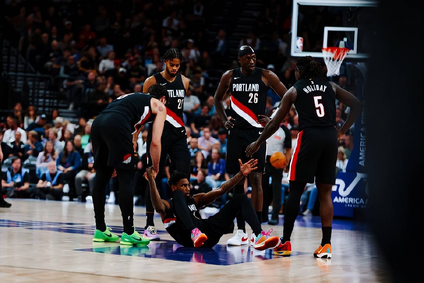 深圳队险胜辽宁队，霍勒迪统治全场