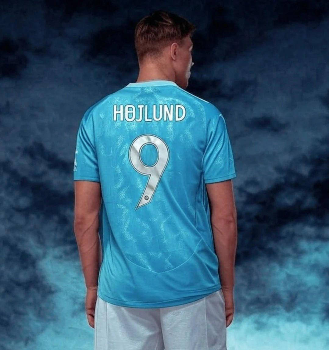 曼联力克AC米兰,莱万惊艳四座 曼联力克AC米兰,莱万惊艳四座