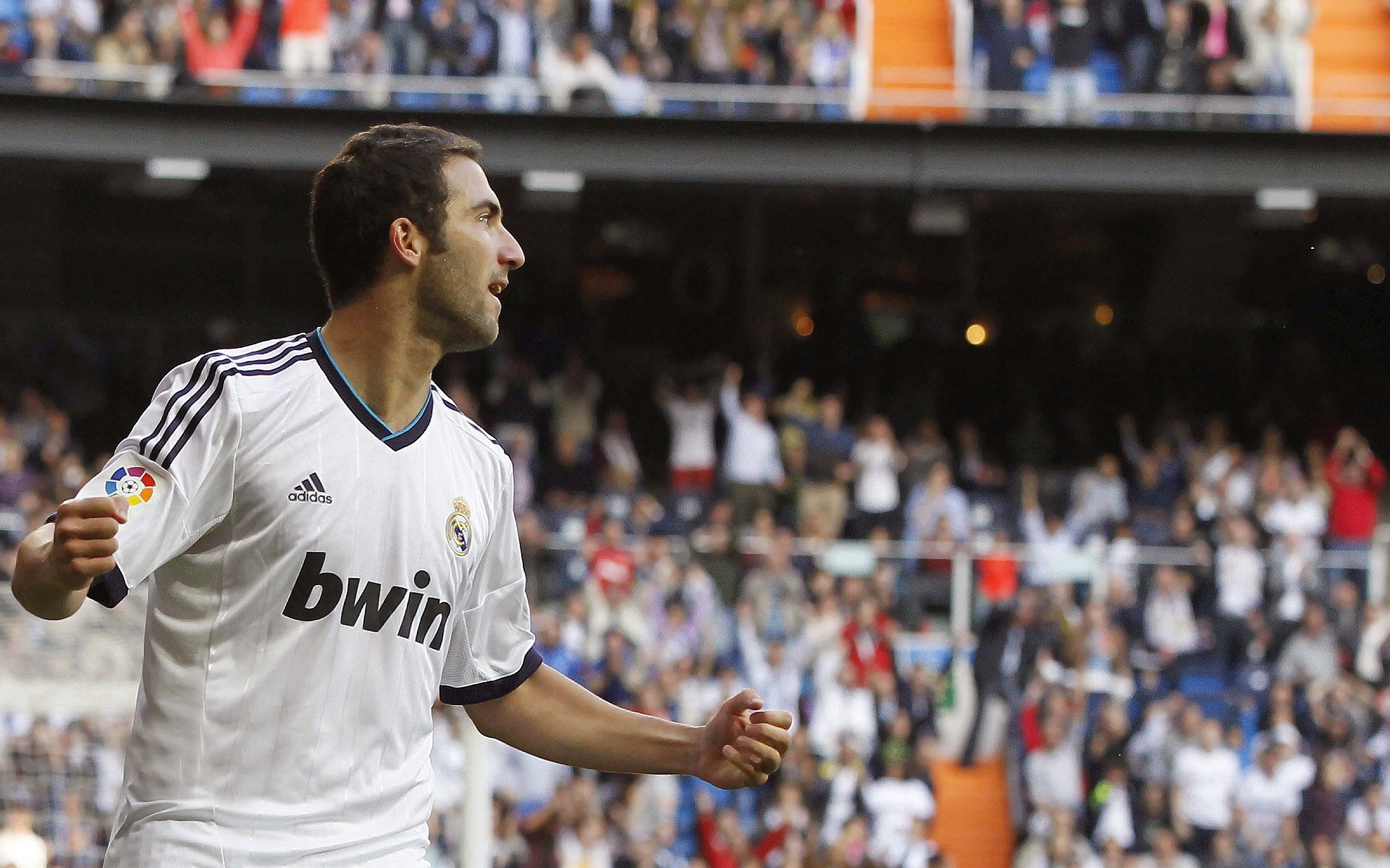 绿茵场上的闪电战与羽球场上的独舞，德国足球的团队风暴与桃田贤斗的个人史诗